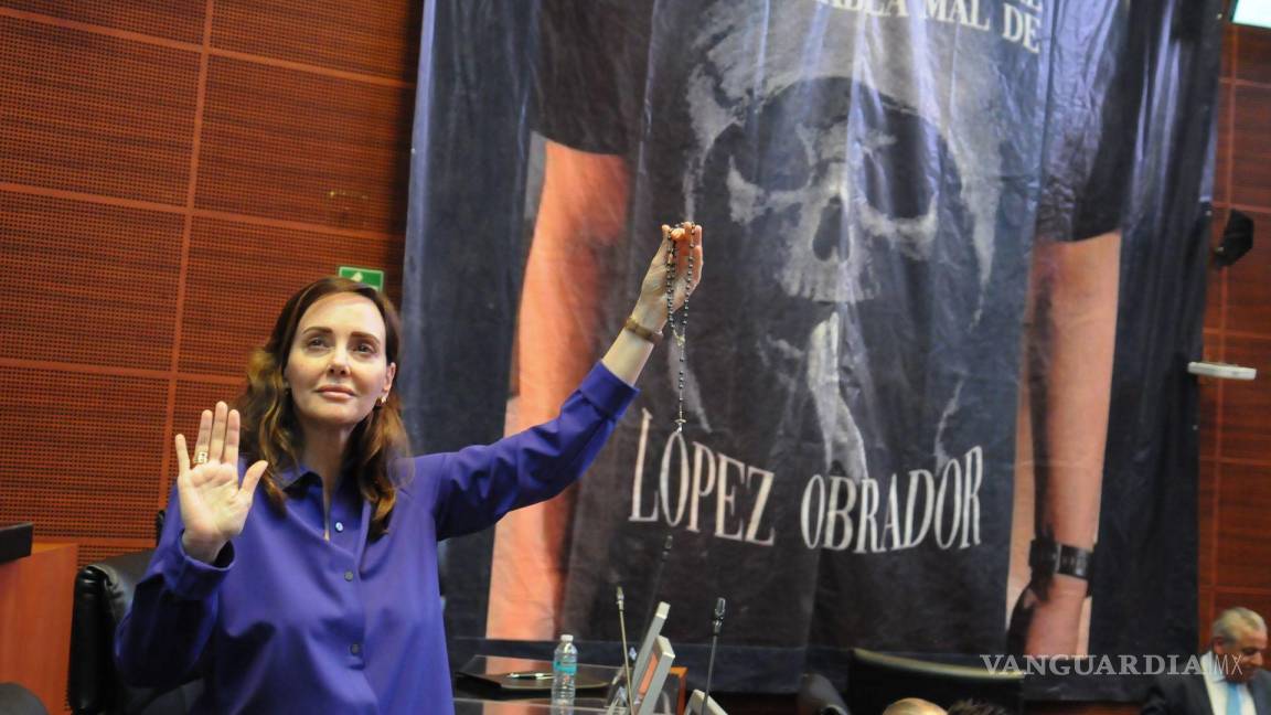 Cuelgan manta con la playera ‘un verdadero hombre no habla mal de López Obrador’ en el Senado
