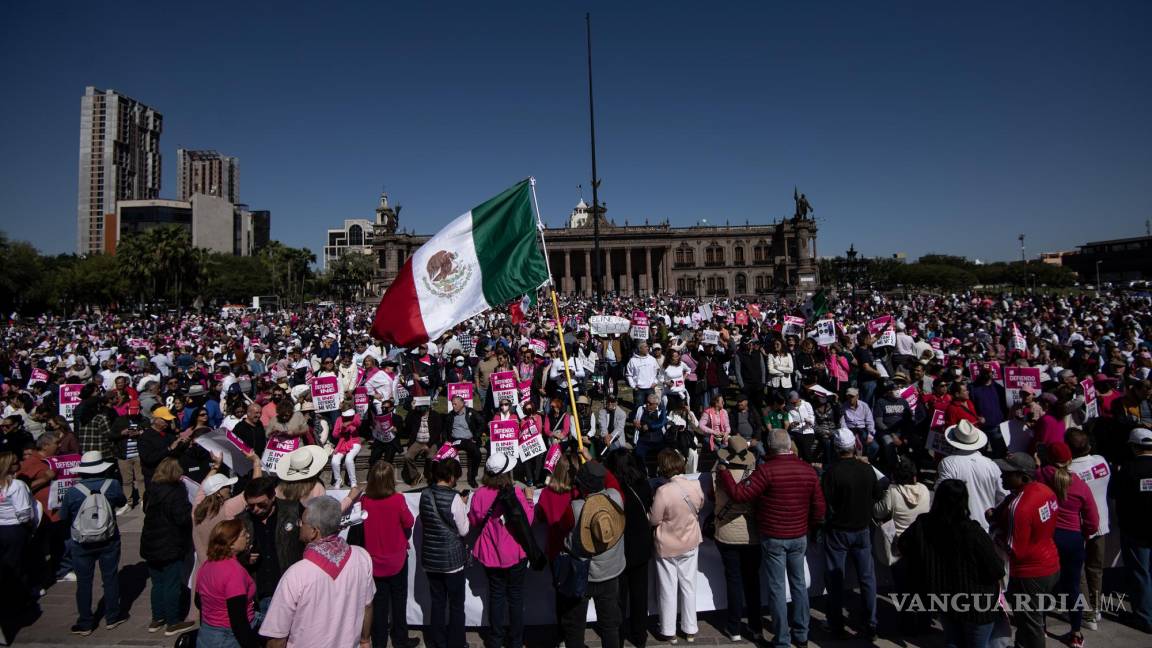 $!Decenas de personas marchan en defensa defensa del INE y contra la polémica reforma electoral que impulsa Andrés Manuel López Obrador en Monterrey.