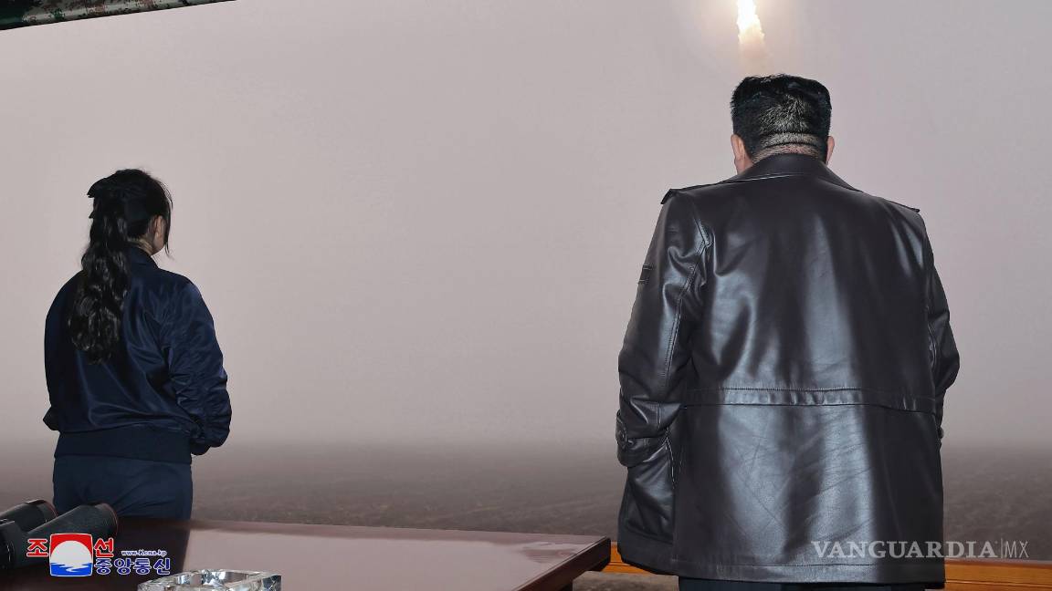 $!El líder norcoreano Kim Jong Un, a la derecha, y su hija observan lo que se dice un lanzamiento de prueba del nuevo misil balístico intercontinental “Hwasong-19”.