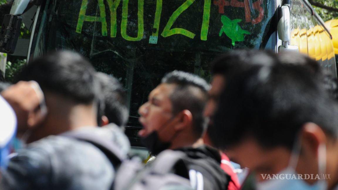 Quinto autobús de Ayotzinapa: burló 16 retenes y EU reserva chats inéditos de Guerreros Unidos