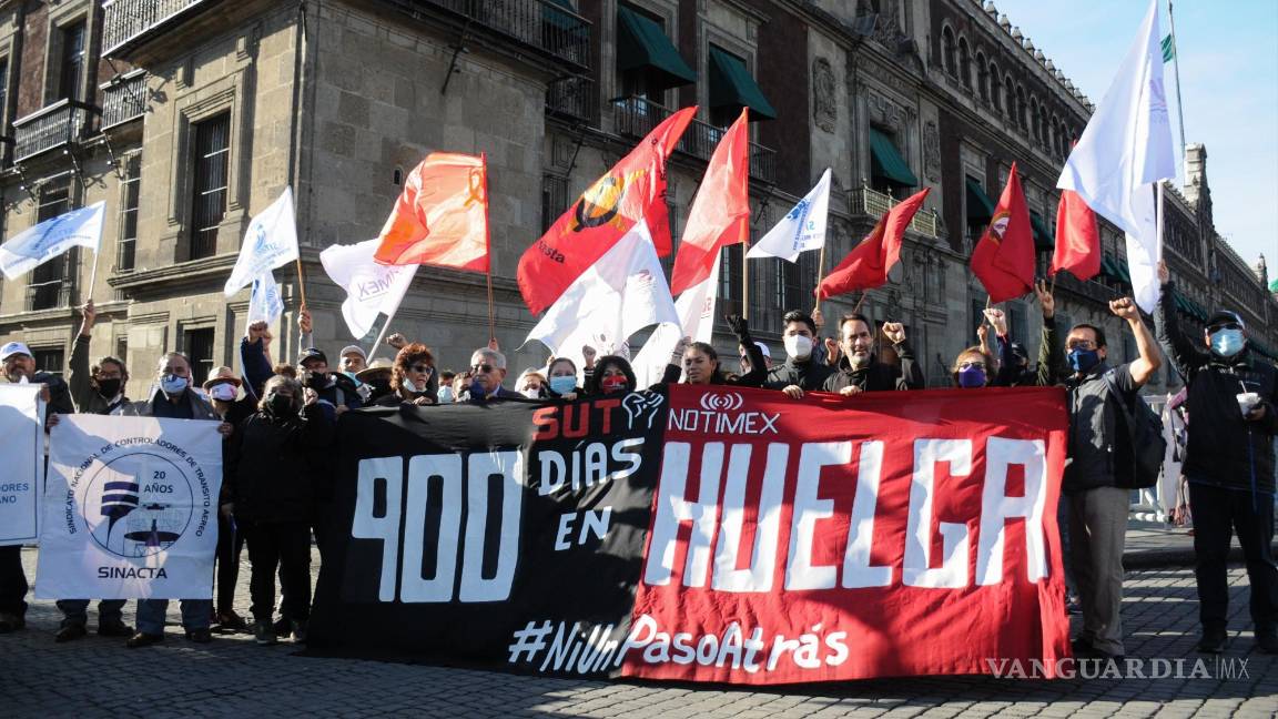Bajo huelga, cumple Notimex 54 aniversario