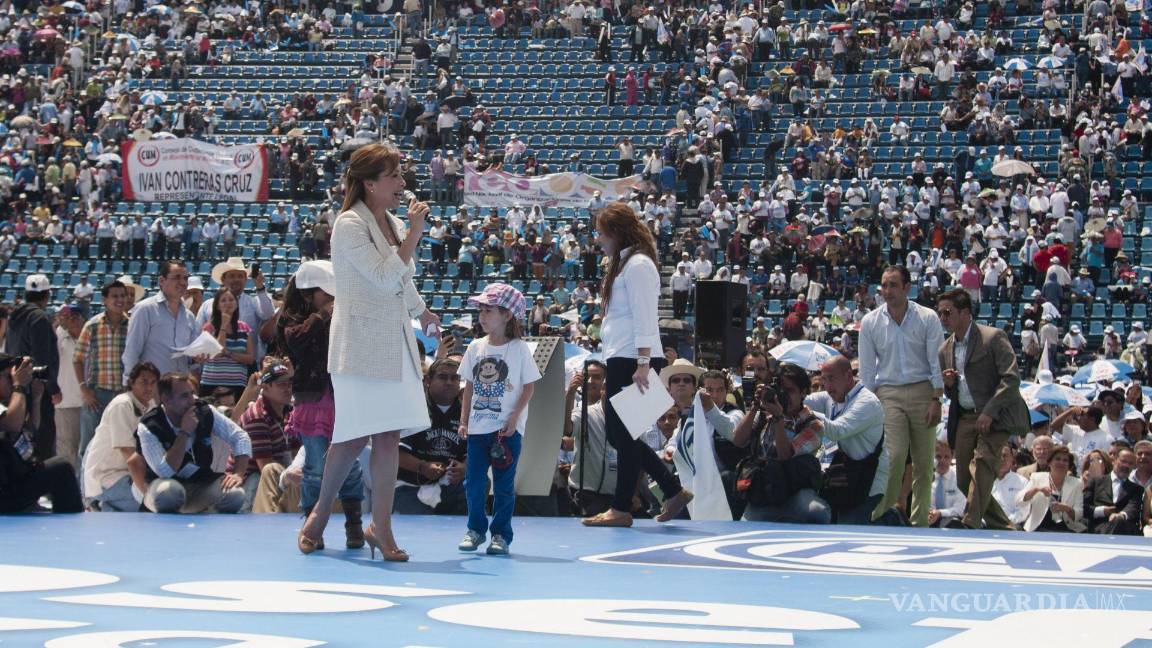 $!La panista, Josefina Vazquez Mota, recibio su constancia que la acredita como candidata a la Presidencia de la República en marzo de 2012. El evento fue recordado por la evidente inasistencia de la militancia. | Foto: Cuartoscuro