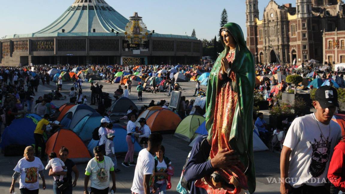 $!Previo a la conmemoración del aniversario 491 de la aparición de la Virgen de Guadalupe, cientos de peregrinos continúan arribando a la Basílica.