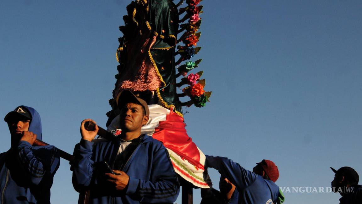 $!Previo a la conmemoración del aniversario 491 de la aparición de la Virgen de Guadalupe, cientos de peregrinos continúan arribando a la Basílica.