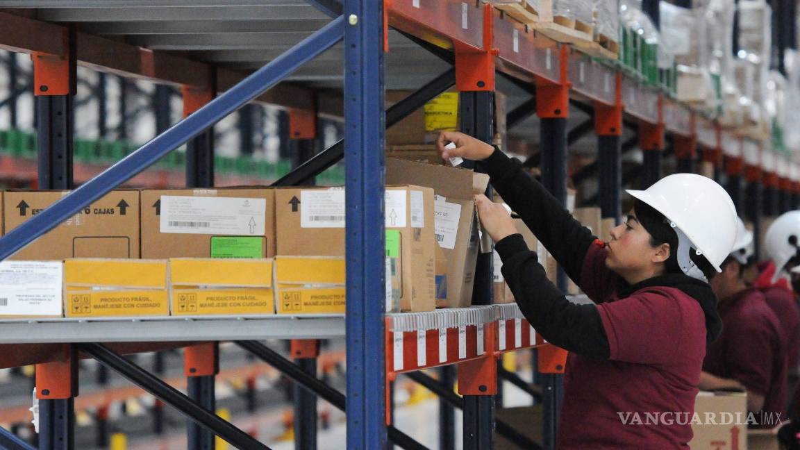 $!Una trabajadora de Birmex coloca medicamentos en los anaqueles de las bodegas de la Megafarmacia del Bienestar.