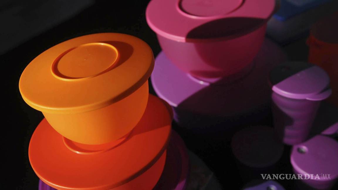 $!En esta imagen de archivo, una nuestra de coloridos envases de la marca Tupperware, vistos en Bellflower, California, el 5 de agosto de 2011.