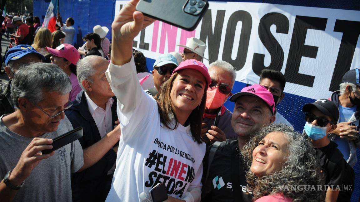 $!Margarita Zavala participa durante la marcha del Ángel de la Independencia rumbo al Monumento a la Revolución en defensa del INE.