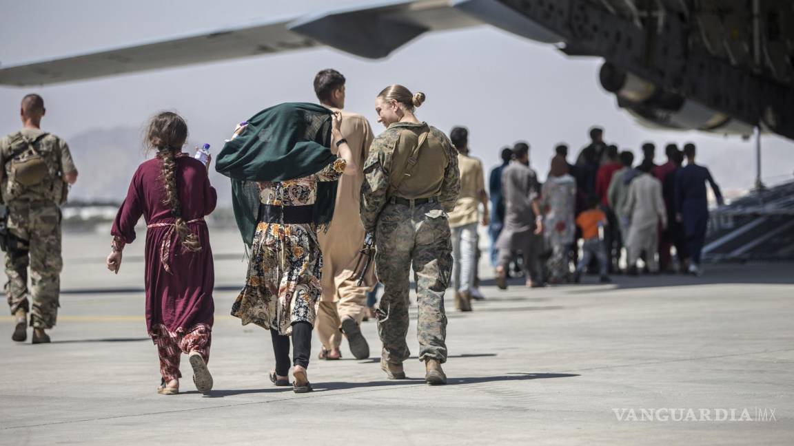 Prohíbe Talibán acceso de afganos al aeropuerto