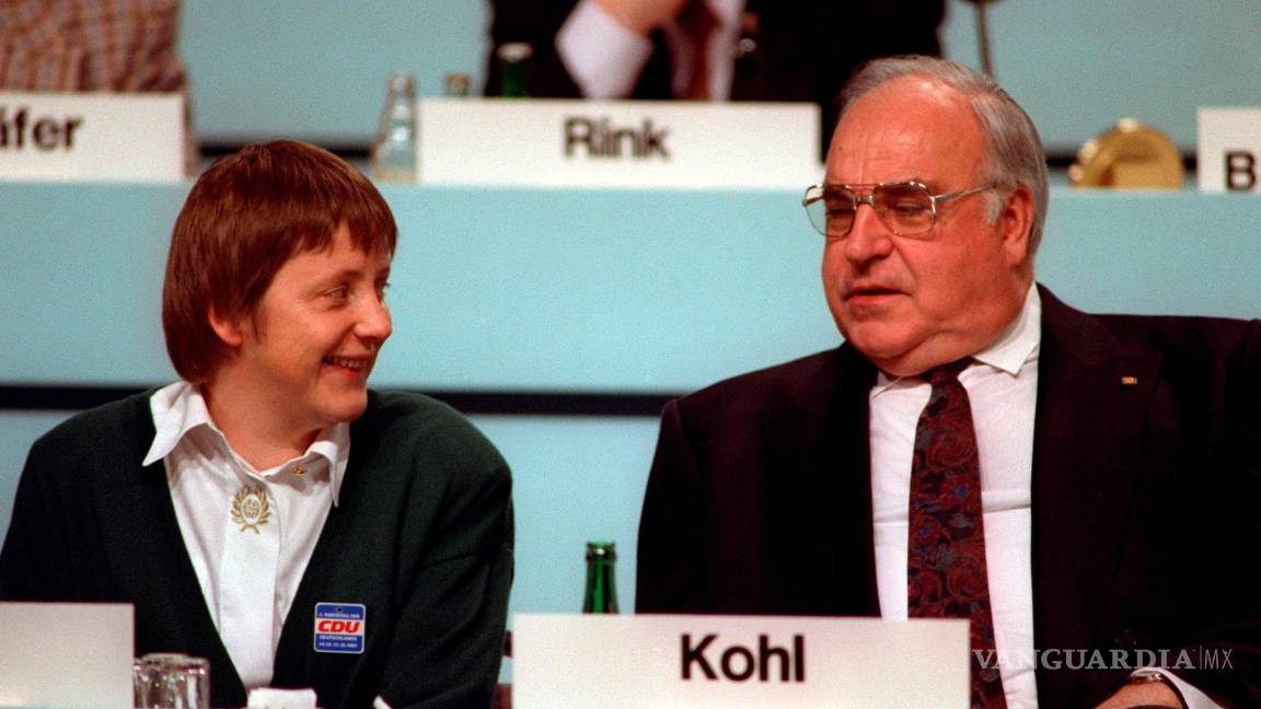 $!El canciller alemán Helmut Kohl (derecha) y su recientemente elegida vicecanciller Angela Merkel en Dresde, Alemania, el 16 de diciembre de 1991) EFE/EPA/Michael Jung