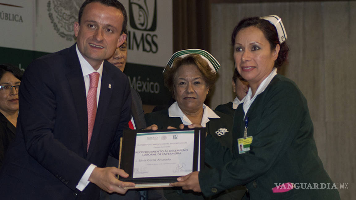 Mikel Arriola reconoce labor de enfermeras del IMSS