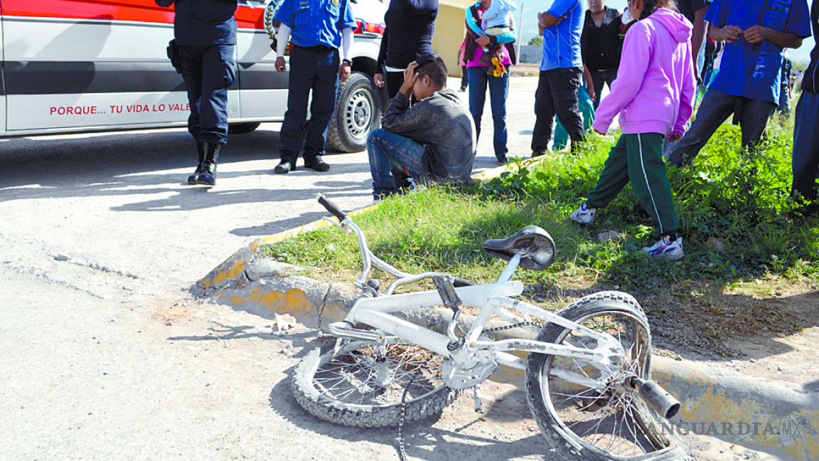 Camionero y ciclista no hacen alto en crucero de Saltillo