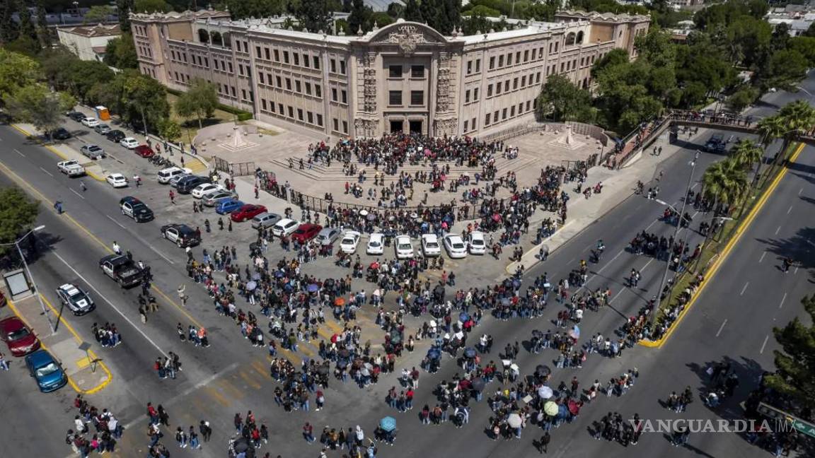 $!Estudiantes bloquearon el boulevard Venustiano Carranza durante diez días, lo que derivó en la destitución de la directora y en acuerdos para mejorar el campus.