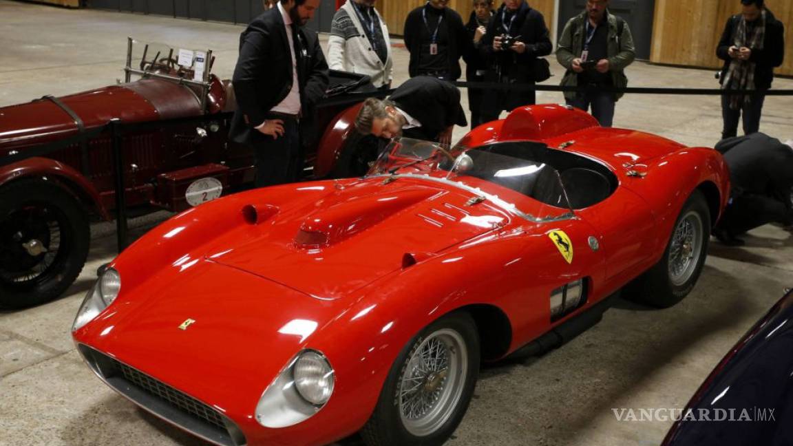 Venden Ferrari por suma récord de 32 mde en subasta en París