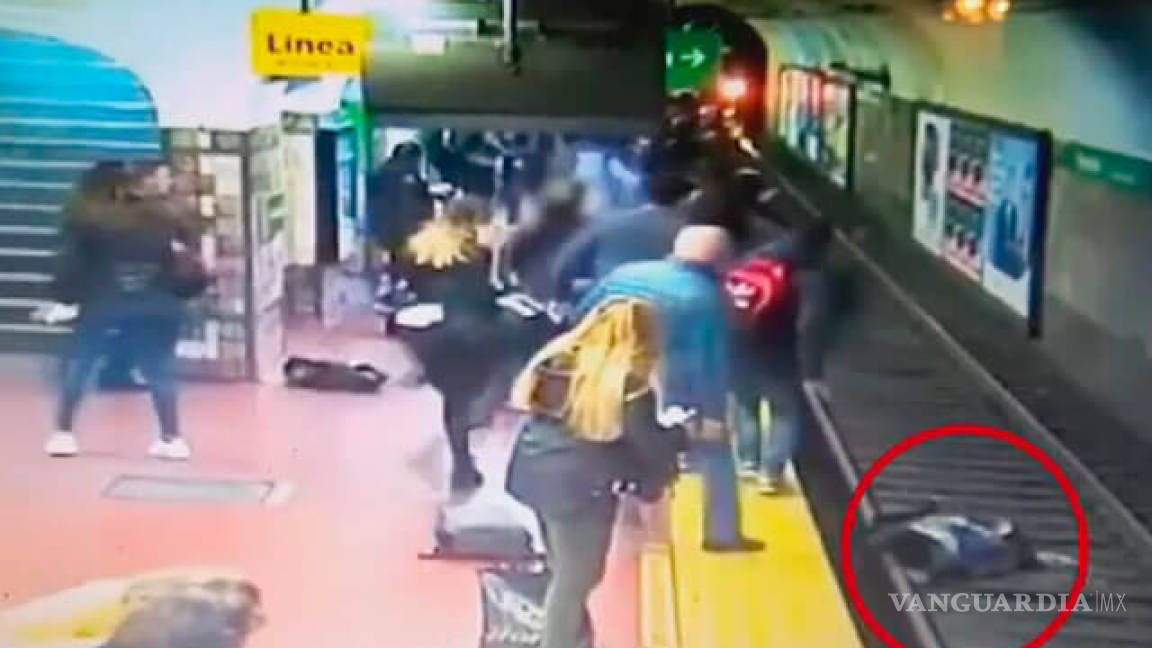 Mujer cae a vías del metro en Argentina... ¡Y sobrevive! (video)