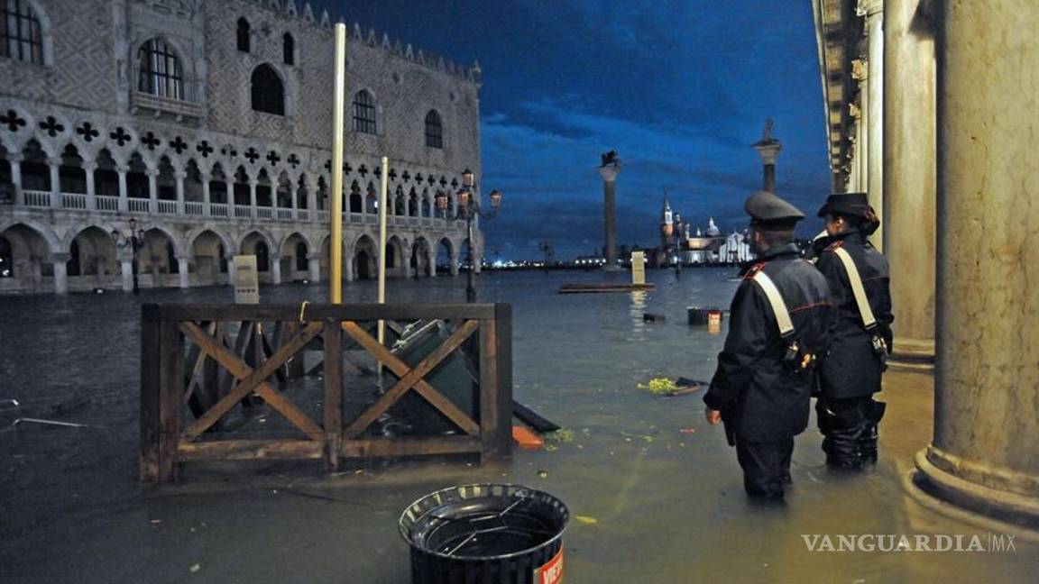 $!Venecia se ahoga, sufre peor inundación desde 1966