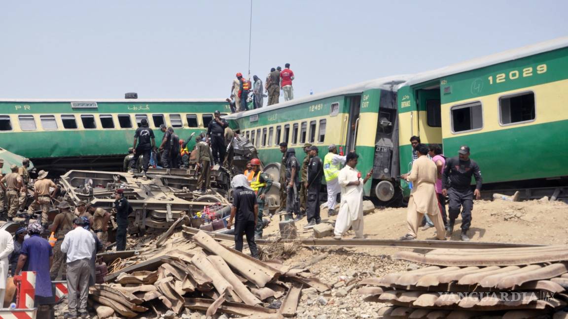 Choque de trenes en Pakistán deja 20 muertos