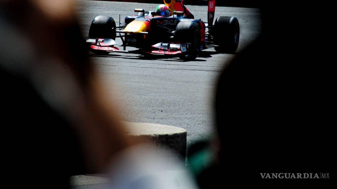 $!Sergio Checo Pérez, piloto mexicano de la Fórmula 1 participó en el Show Run organizado por Red Bull, donde ofreció a los aficionados al automovilismo deportivo tres vueltas sobre Paseo de la Reforma abordo de su monoplaza RV7. Cuartoscuro/Daniel Augusto