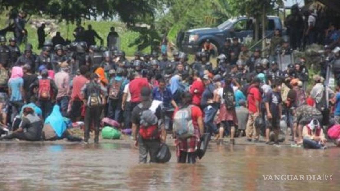 $!Caravana migrante burla cerco y cruza a pie río Suchiate