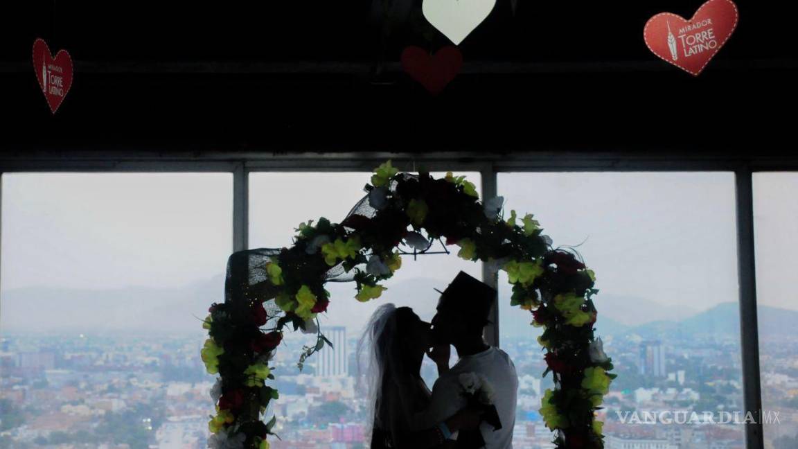$!Parejas capitalinas asistieron a la Torre Latinoamericana, ubicada en el centro de la ciudad, para realizar su boda en el mirador de este edificio.