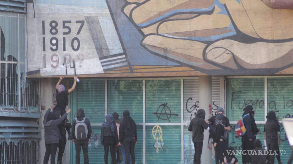 Encapuchados dañan mural de Siqueiros durante destrozos en la UNAM