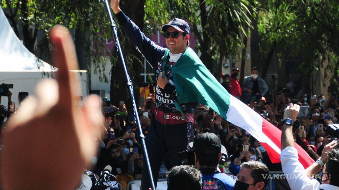 $!Sergio Checo Pérez, piloto mexicano de la Fórmula 1 participó en el Show Run organizado por Red Bull, donde ofreció a los aficionados al automovilismo deportivo tres vueltas sobre Paseo de la Reforma abordo de su monoplaza RV7. Cuartoscuro/Daniel Augusto