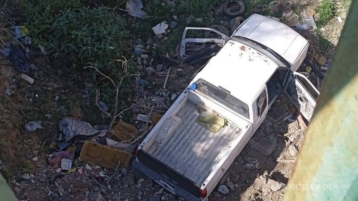 $!El vehículo cayó al fondo del arroyo y de ahí salieron del auto los tripulantes tratando de escapar de la policía.