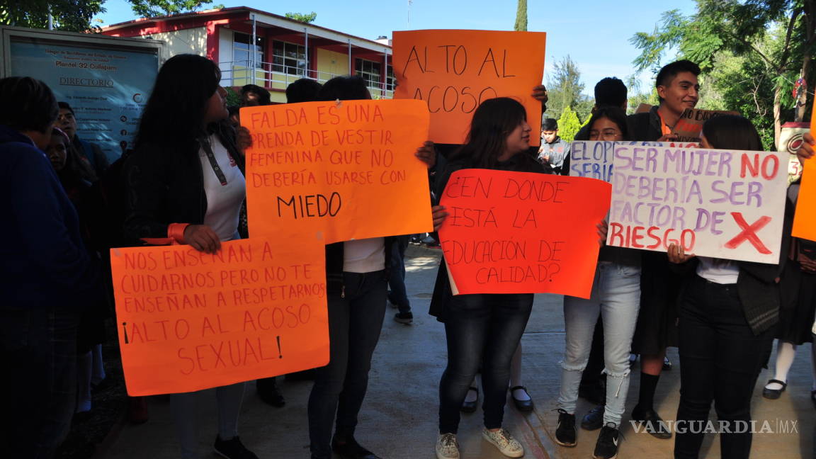 Hombres con falda y mujeres con pantalón, así protestaron alumnos en Oaxaca contra el acoso