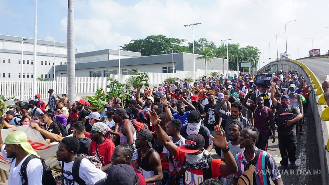 Se amotinan haitianos; exigen avance en estatus legal