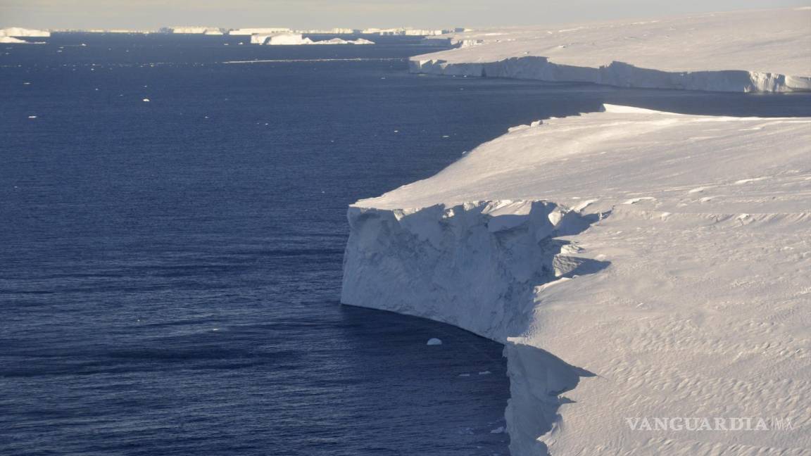 Un grupo de científicos estudian gran glaciar antártico que se derrite rápidamente