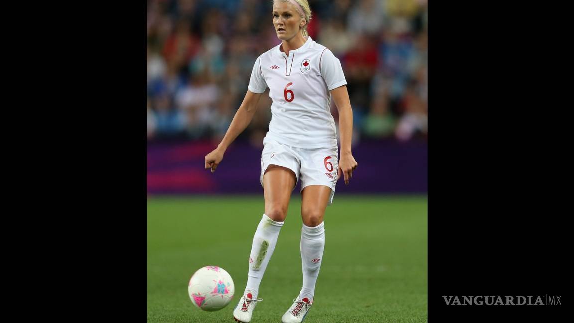 $!La futbolista más guapa de Canadá no irá a los Juegos Olímpicos porque estaría calentando banca