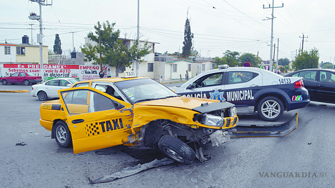 En Saltillo, descuidado taxista choca con agentes de la PGJE