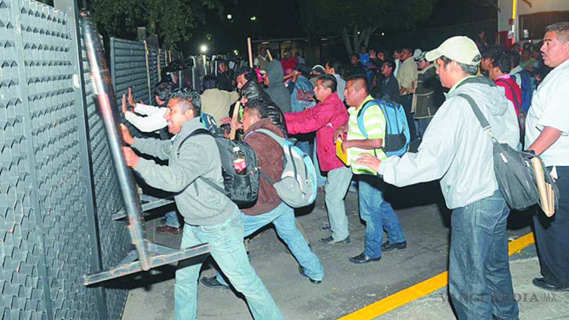 Maestros inconformes causan destrozos en hotel donde se alojaba la Policía Federal en Chiapas