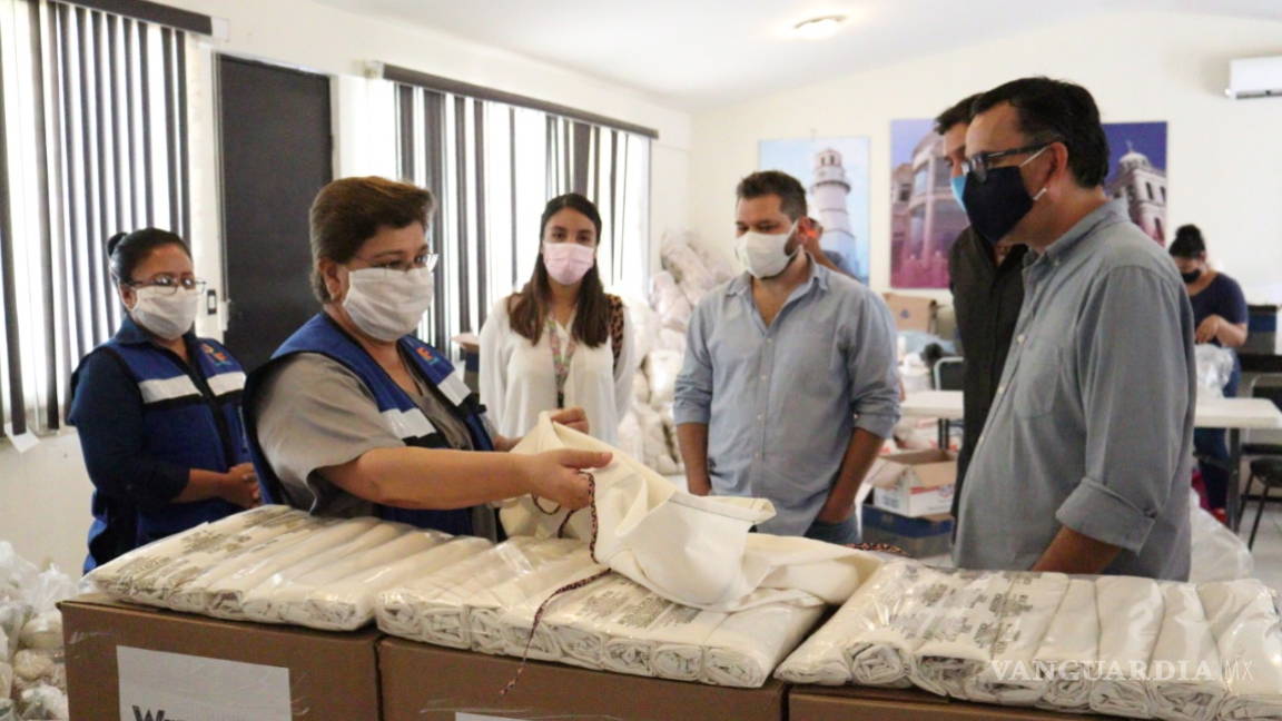 Wrangler dona batas para centros médicos en San Pedro, Coahuila