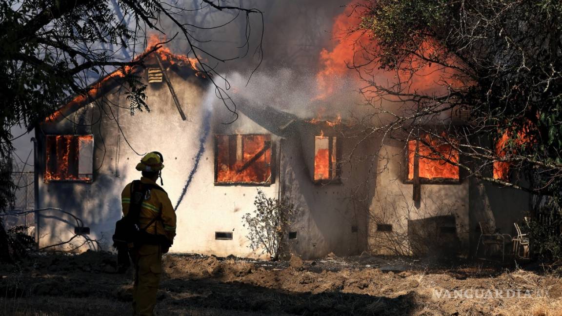 Cerca de 3 mil bomberos dan la batalla al incendio más grande del año en California