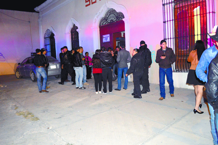 $!Suspenden posada estudiantil; halla Policía a menores bebiendo en Saltillo