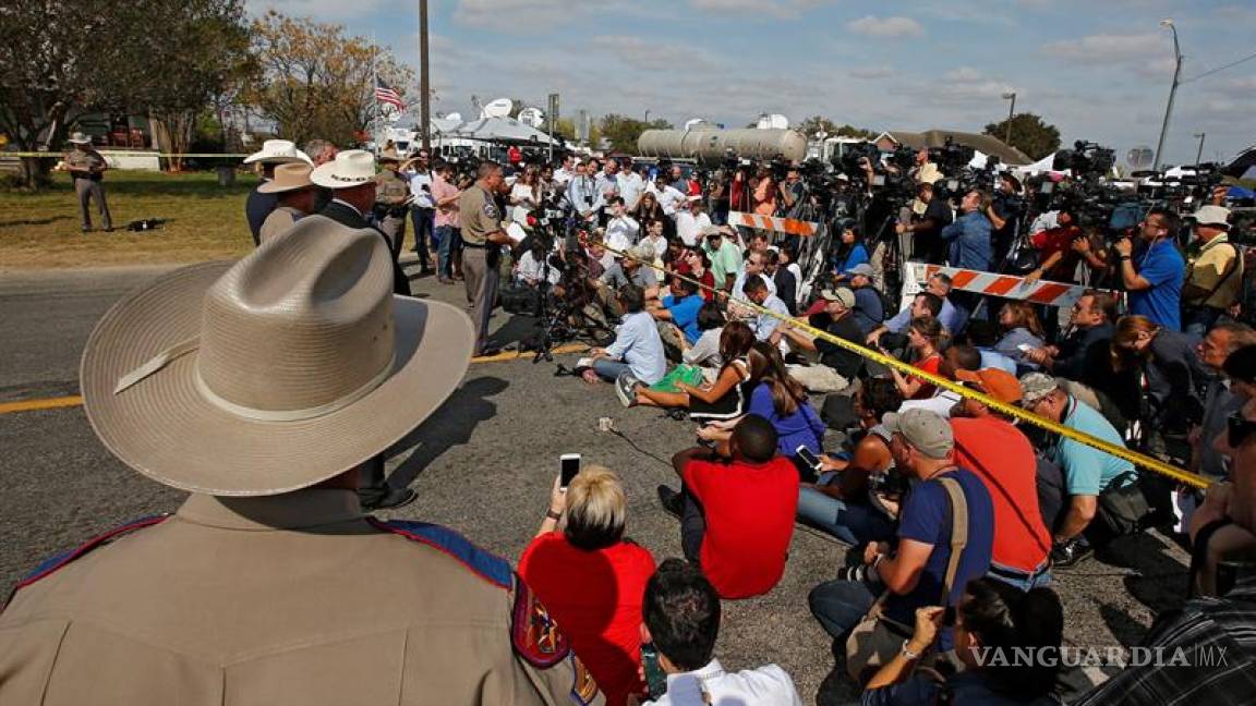 El tirador de Texas repasó las filas de la iglesia en busca de supervivientes