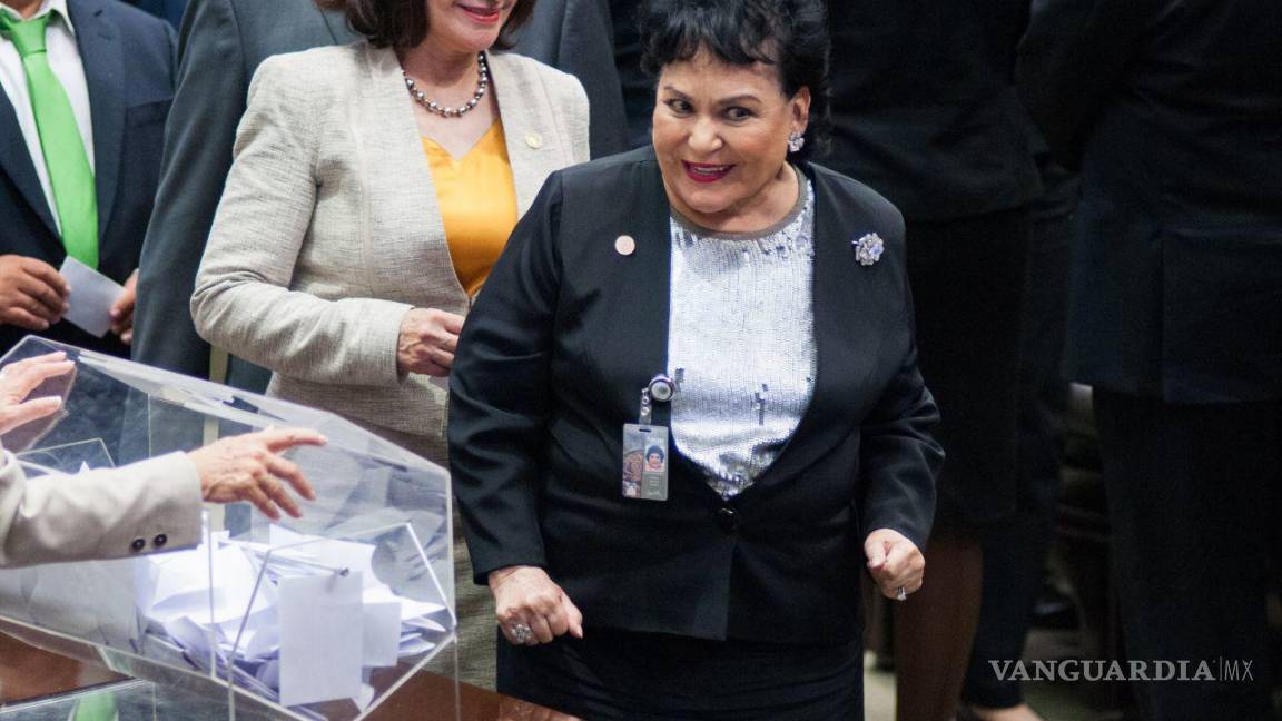 $!29 de agosto de 2015. Carmen Salinas, nueva diputada del PRI, durante la sesión constitutiva de la LXIII Legislatura para el primer año de ejercicio. Cuartoscuro/Diego Simón Sánchez