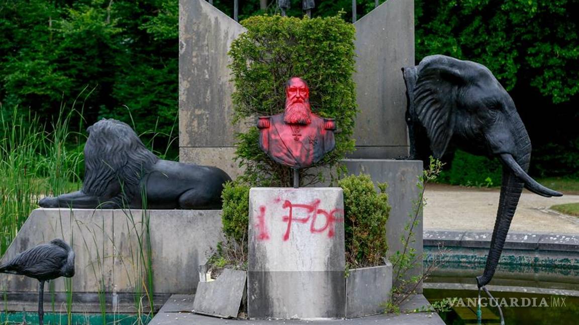 $!Monumentos y estatuas son víctimas de la ira y las protestas antirracistas en todo el mundo (fotos)