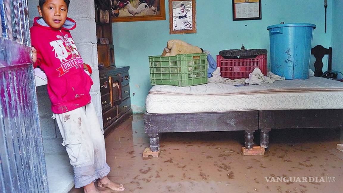 Se desborda arroyo e inunda más de 10 viviendas en Saltillo; familias culpan a Cristo Vive
