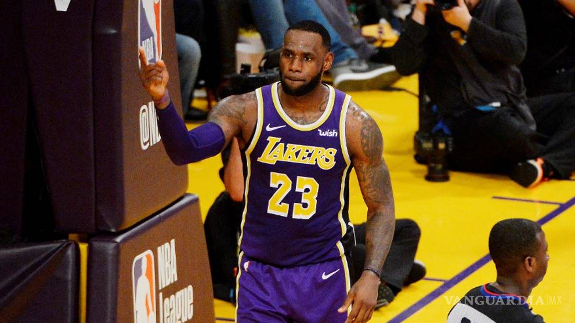 $!LeBron James le diría adiós a su emblemático '23' para cederlo a Anthony Davis