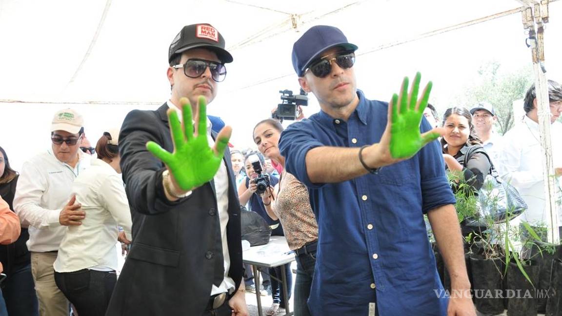 $!Integrantes del grupo Kinky siembran árboles en Monclova