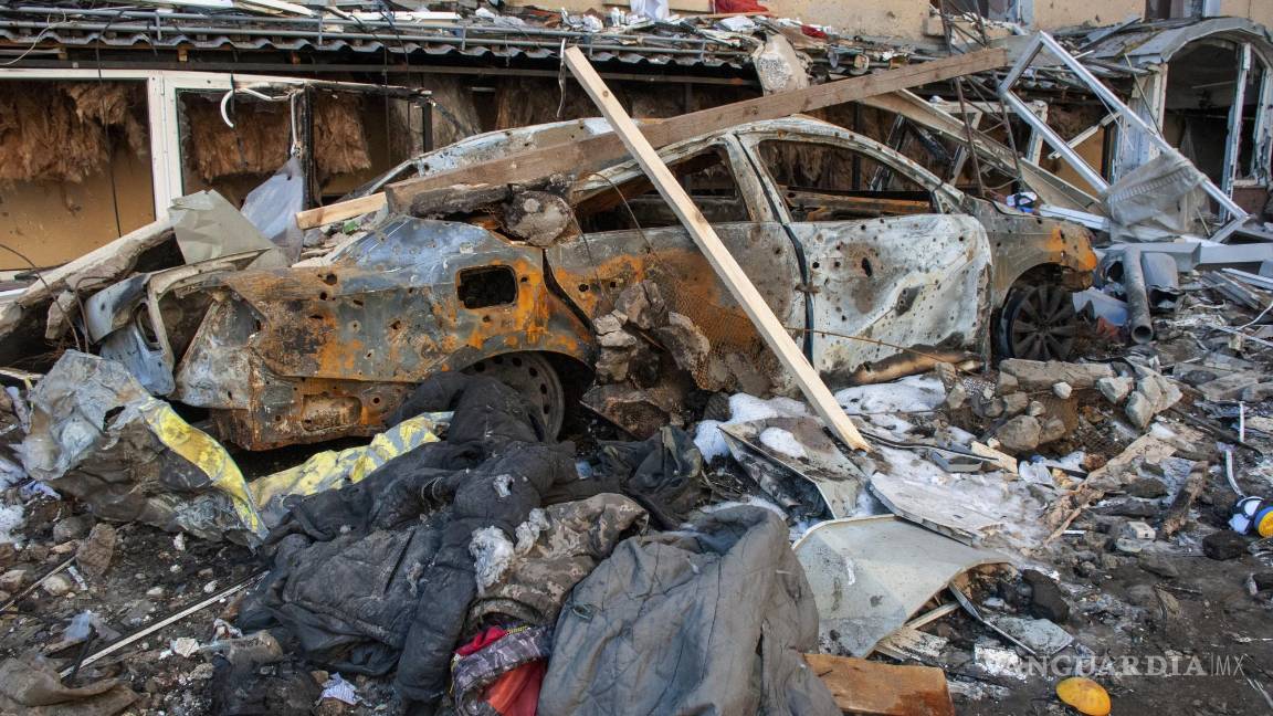 $!Un coche destruido por un ataque en una calle de Járkiv, Ucrania.