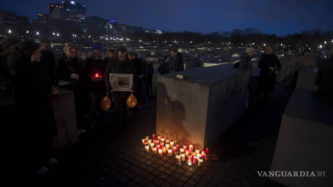 $!Personas encienden veladoras en el Memorial del Holocausto, en Alemania.