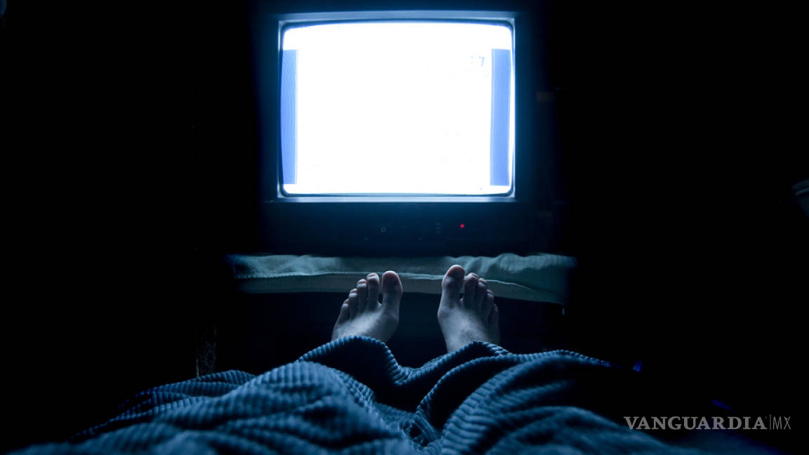 ¿Duermes con la tele prendida? Estudio revela que esta costumbre es peligrosa para tu salud