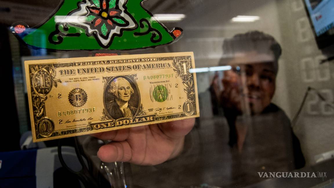 El dólar supera los 18 pesos, nuevo récord histórico