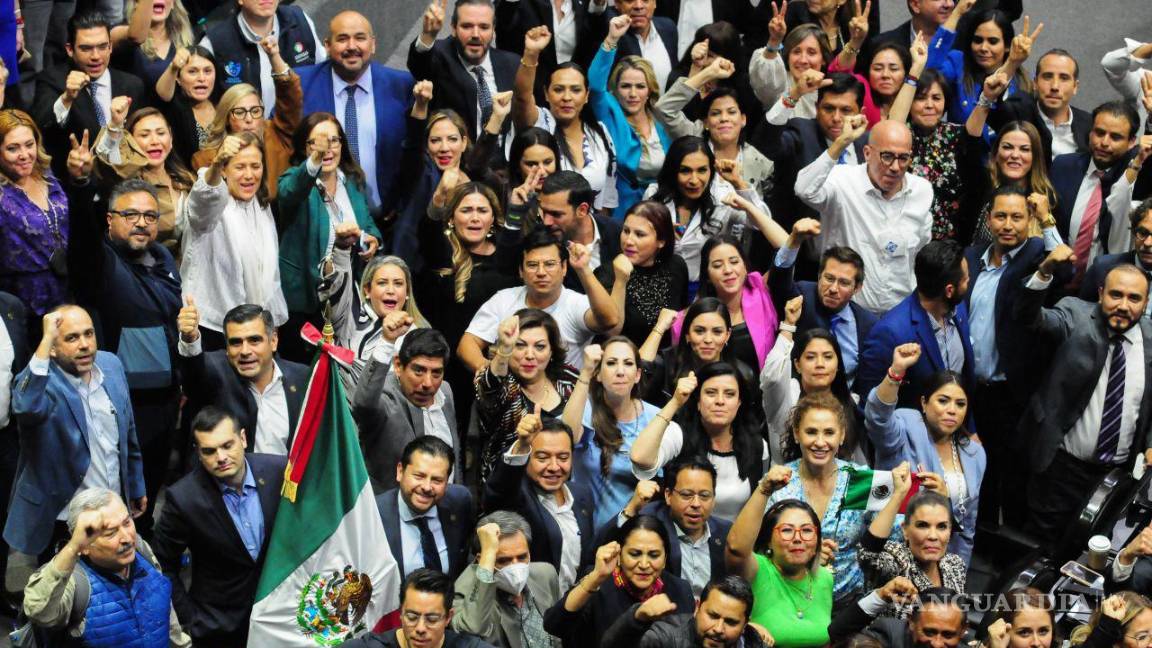 $!Celebración de la bancada del PAN al término de la sesión.