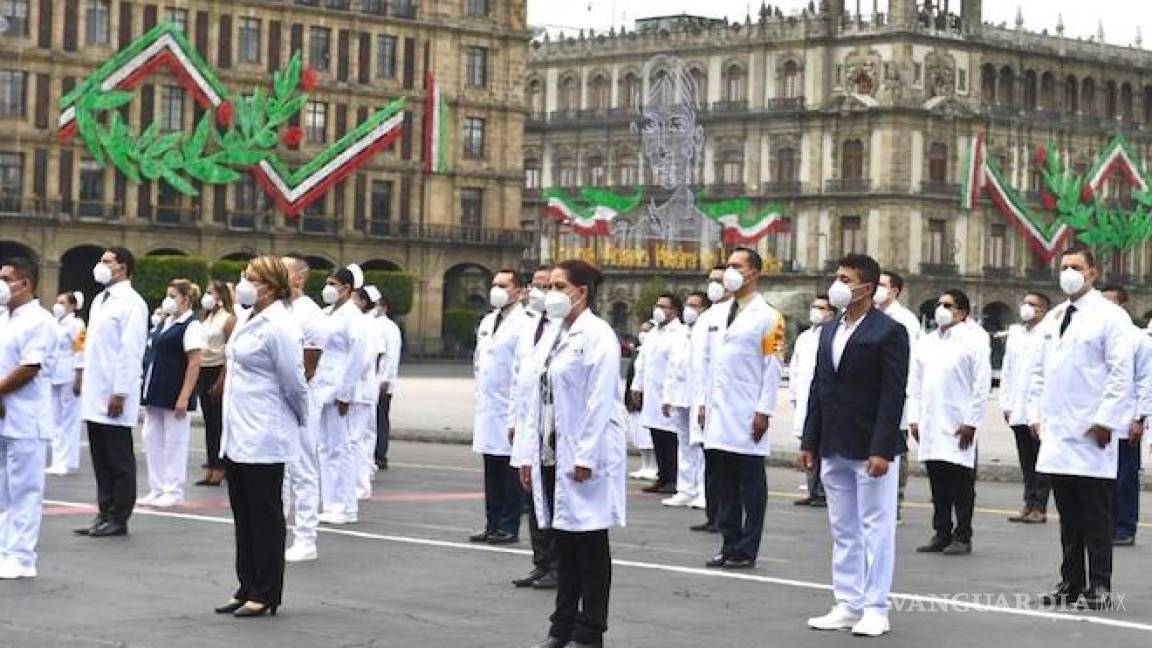 $!AMLO y su esposa encabezaron Desfile Militar, condecoró a personal médico