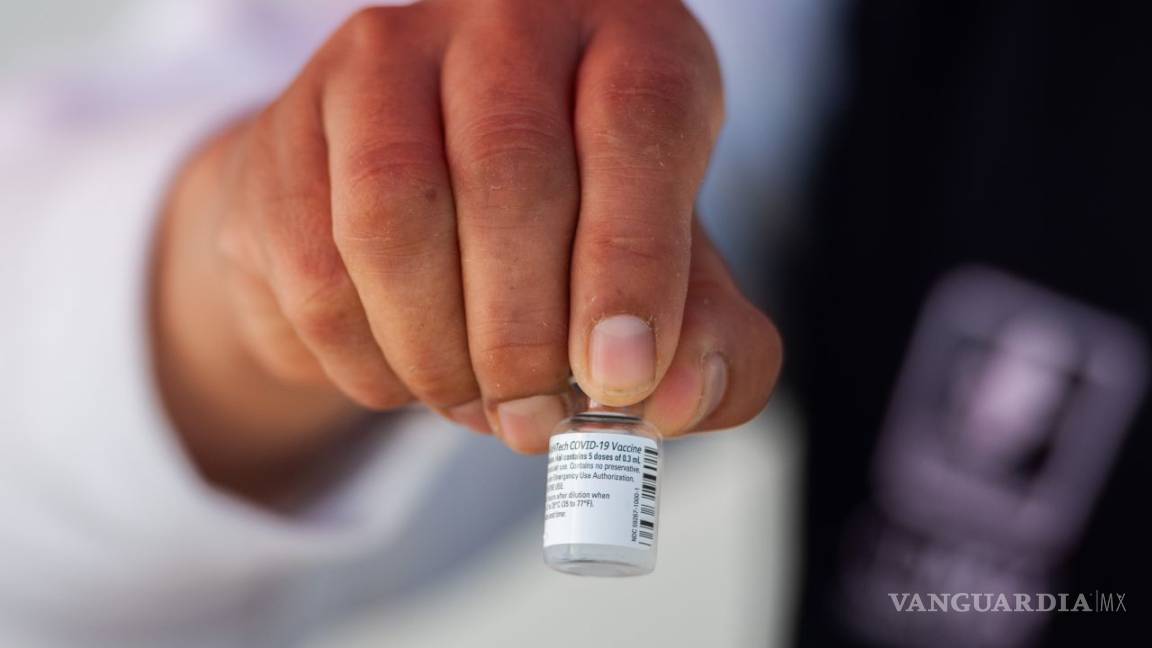 Pfizer ajusta dosis, amplía de 5 a 6 porciones por ampolleta para vacuna contra COVID-19