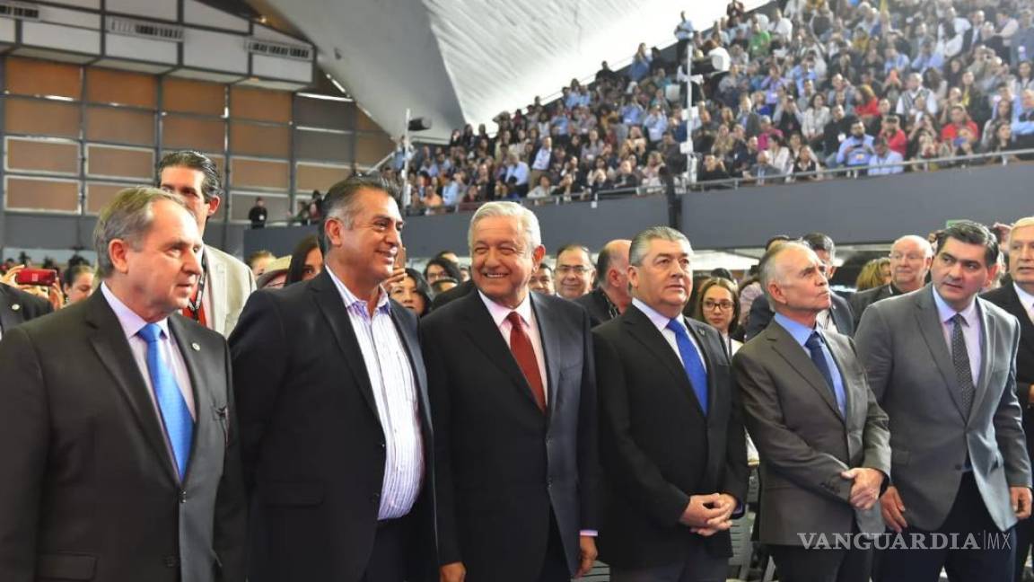 $!AMLO y Tec de Monterrey darán becas a jóvenes de escasos recursos