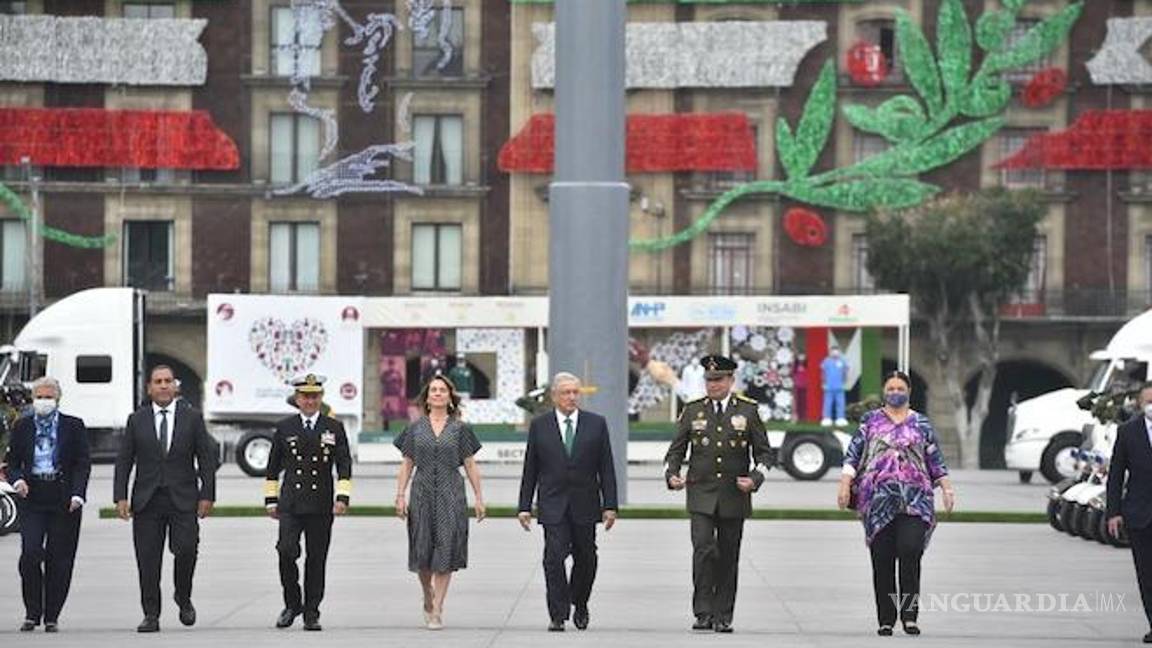 $!AMLO y su esposa encabezaron Desfile Militar, condecoró a personal médico
